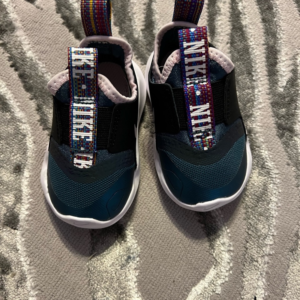 New Nike slip on sneakers 3C